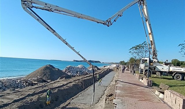 Antalya Büyükşehir’den Demre sahilinde istinat duvarı çalışması