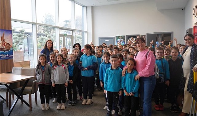 Başkan Aydın’dan Koç İlkokulu öğrencilerine sinema hediyesi