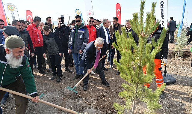 Başkan Büyükkılıç, Milli Ağaçlandırma Günü'nde çocuklarla fidan dikti