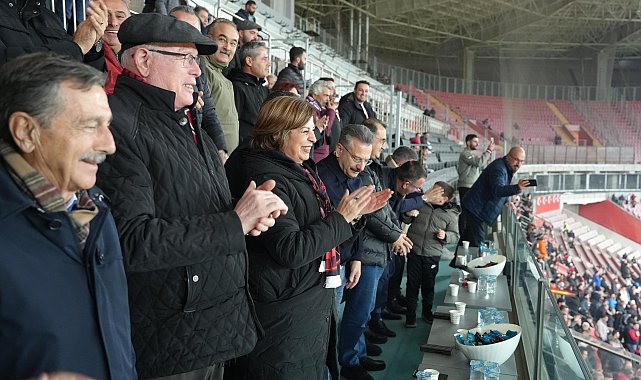 Başkan Ünlüce, Eskişehirspor'a destek için Atatürk Stadyumu'ndaydı