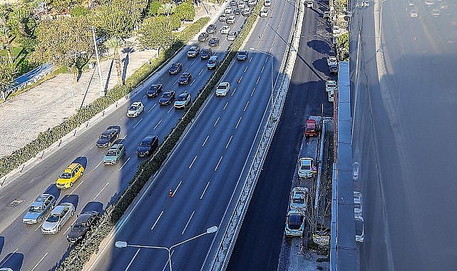 Bayraklı'da yol ve köprü yenileme çalışmaları sürüyor