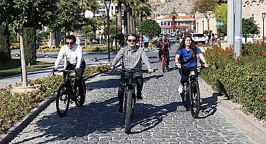 Bisiklet tutkunları Çeşme'de pedal çevirecek