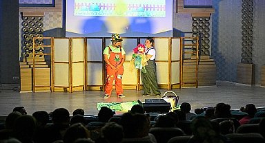 Bornovalı çocuklara eğitici ve eğlenceli kukla gösterisi “Şeker Turunç ve Çiçeğin Piknik Maceraları