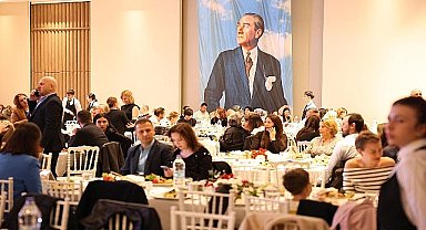 Çeşme'de 24 Kasım Öğretmenler Günü düzenlenen yemekle kutlandı