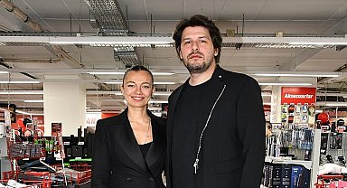 Ceyda Kasabalı ve Fırat Albayram MediaMarkt'ın geleneksel 'Şahane Cuma' etkinliğine konuk oldu