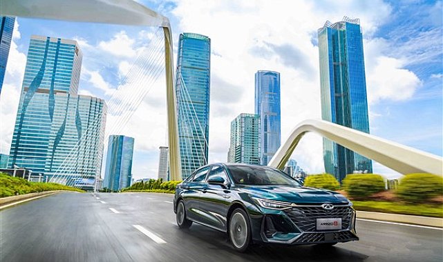Chery ARRIZO 8 modelinde panoramik açılır cam tavan tasarımıyla konfor sunuyor