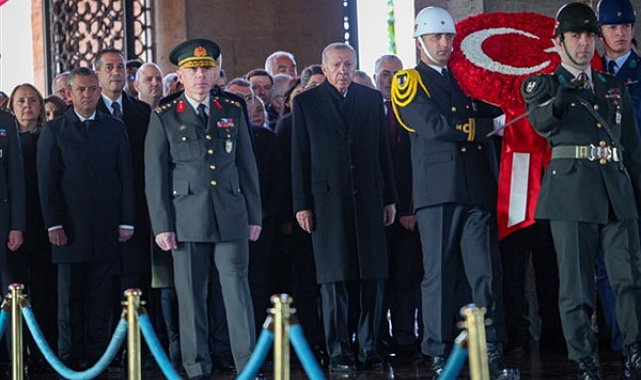 CHP Genel Başkanı Özel, Anıtkabir'de düzenlenen resmi törene katıldı