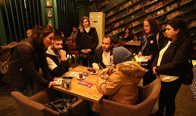 Diyarbakır'da kahvelerde kadına yönelik şiddete dikkat çekilen broşürler dağıtıldı