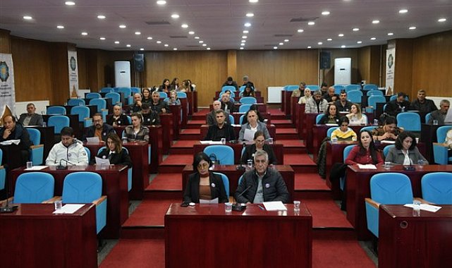 Diyarbakır'da meclis üyeleri ‘sözümüz bitmedi’ rozetiyle toplantıya katıldı