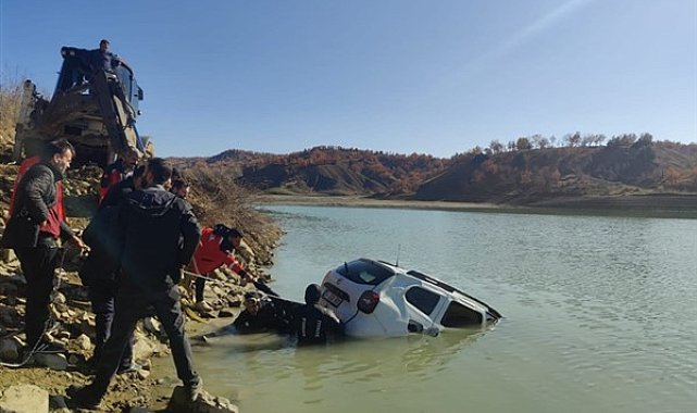 Diyarbakır’ın Kulp ilçesinde sulama göletine düşen araç kurtarıldı