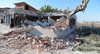 Doğanevler'de kaçak 3 yapı yıkıldı