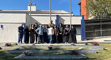 Egeli genç Diş Hekimleri Atatürk büstünü çiçeklendirdiler