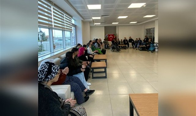 Emirdağ'da öğrenciler, Yaşlı Bakım ve Rehabilitasyon Merkezi’ni ziyaret etti
