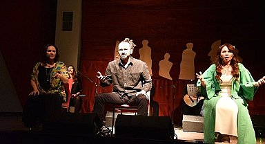 'İnsanca' Müzik Gösterisi ile Kadın Hikâyeleri Sahnede Can Buldu