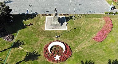 İzmir'in yeşil alanları kış öncesi çiçek açıyor Meydanlar Ata'nın en sevdiği kasımpatı çiçeği ile renklendi