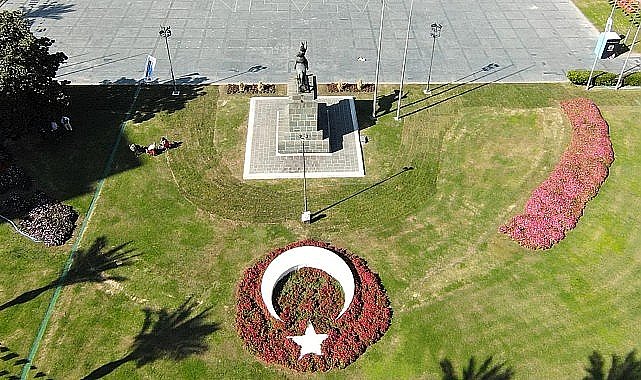 İzmir'in yeşil alanları kış öncesi çiçek açıyor Meydanlar Ata'nın en sevdiği kasımpatı çiçeği ile renklendi