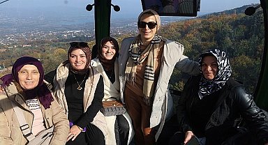 Kadın çiftçiler teleferikle zirveye çıktı; Zirveye yolculuğun en keyifli hali Kartepe Teleferik'te