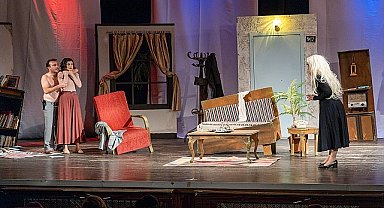 Karşıyaka Belediye Tiyatrosu'nun yeni oyunu seyirci karşısında