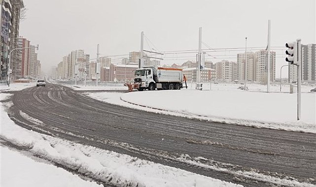 Kayseri Büyükşehir, mevsimin ilk karında 340 personel ve 130 araç ile görev yapıyor