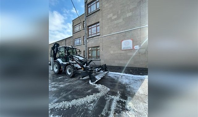 Kayseri’de okul bahçelerindeki karlar temizlendi