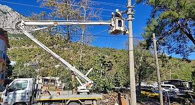 Kemer Belediyesi fırtınanın yaralarını sarıyor