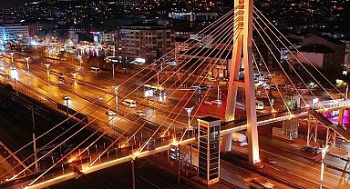 Kocaeli'de üst geçitler turuncuya büründü