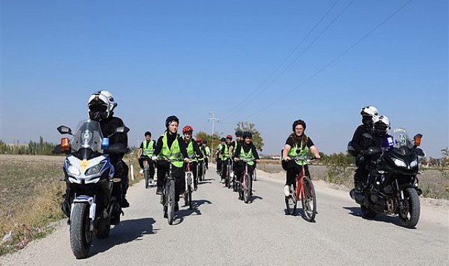 Lise öğrencileri doğal ve tarihi güzellikler eşliğinde pedal çevirdi