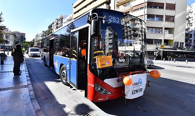 Lösemili çocuklar için renkli otobüs turu