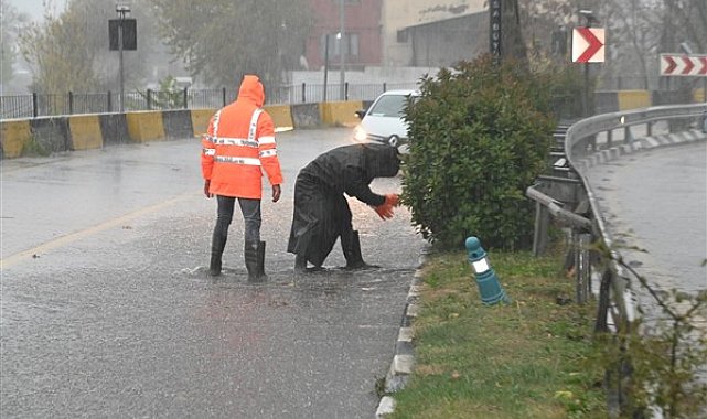 Manisa Büyükşehir Belediyesi ile MASKİ ekipleri şiddetli yağış ve fırtınaya karşı sahada