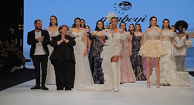 Melik Günbeyi defilesine 'Çizmeli Gelinlik' damga vurdu