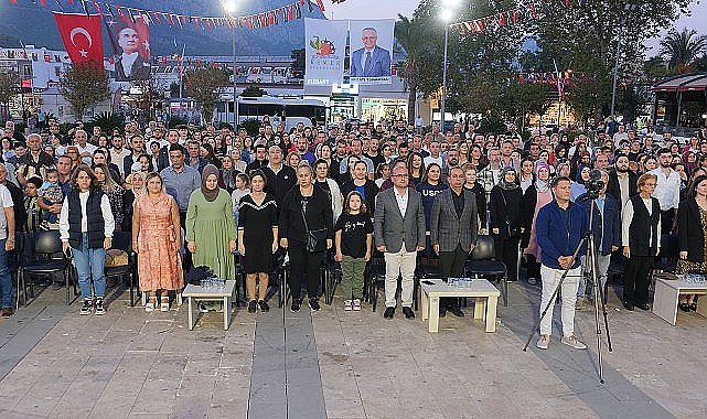 Minik öğrencilerden Cumhuriyet gösterisi