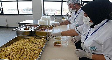 Nilüfer'de ihtiyaç sahiplerine sıcak yemek desteği