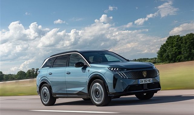 Peugeot'un yeni 5008 ve E-5008 modelleri Türkiye'de satışa sunuldu