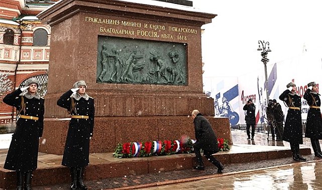 Putin, Kuzma Minin ve Dmitry Pozharsky anıtına çiçek bıraktı