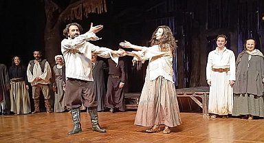 Şehrin tiyatrosu Tuzla ve Sancaktepe'de izleyiciyle buluştu