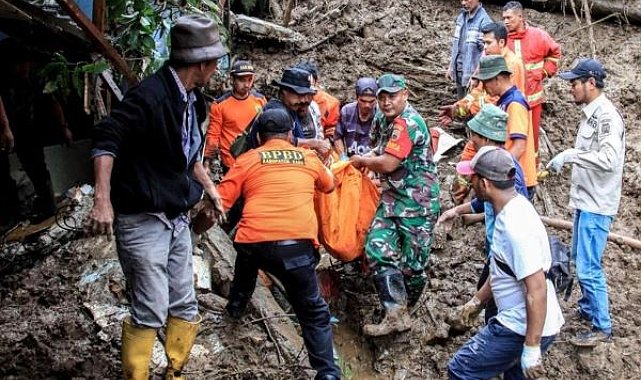 Sumatra'da heyelan ve sellerde 15 kişi öldü