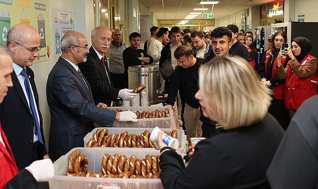 Trakya Üniversitesi Rektörü Hatipler, öğrencilere simit dağıttı