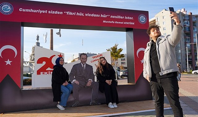 Ulus Meydanı'na Atatürk'ün üç boyutlu maketi yerleştirildi