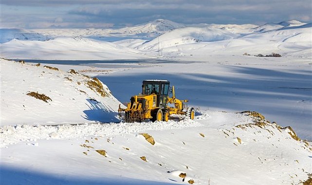 Van Büyükşehir, kırsalda kar nedeniyle kapanan yolları ulaşıma açtı