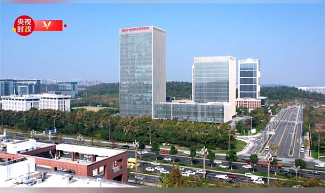 Xi, Wuhan Endüstriyel İnovasyon Geliştirme Enstitüsü’nü ziyaret etti
