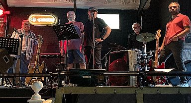21. Peron'dan Orhan Veli Yorumu: Yeni Şarkı 'Sakal' Yayımda!