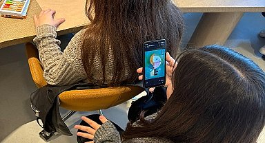 Akbank'tan Gençlere Özel Bir Deneyim: Refik Anadol'un Yapay Zeka Eseri Öğrencilerle Buluşuyor