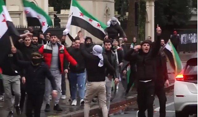 Almanya, Esad'ın devrilmesinden sonra Suriyelilerin sığınma başvurularını durdurdu