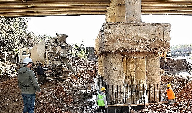 Antalya Büyükşehir Aksu Çayı köprüsünün ayağını güçlendiriyor