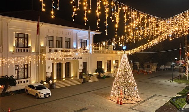 Antalya'da meydan, cadde ve bulvarlar ışıklandırıldı