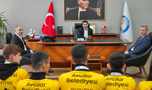 Avrupa’nın en iyi takımı ödülünü alan sporculardan Başkan Çaykara'ya ziyaret