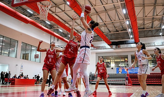 Başkan Böcek ve Başkan Kocagöz kadın basket maçını birlikte izledi
