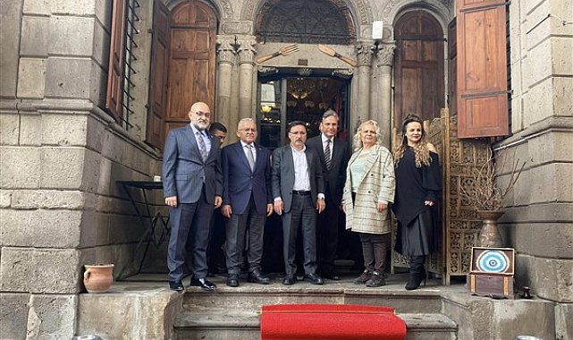 Başkan Büyükkılıç, TÜRSAB heyeti ile Tarihi Kayseri Mahallesi’ni gezdi