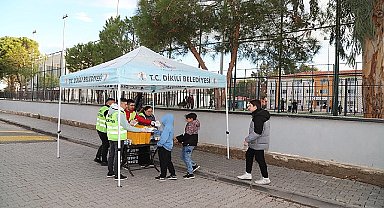 Başkan Kırgöz'den öğrencilere simit ve ayran ikramı