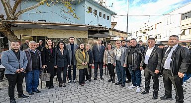 Başkan Tugay, Kınık'ta üreticilere fidan dağıttı “Çiftçimizin yanında olacağız